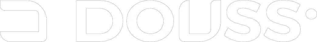 logo douss com a escrita douss do lado direito, ambos na cor branca, depois do último s da palavra douss tem um ponto
