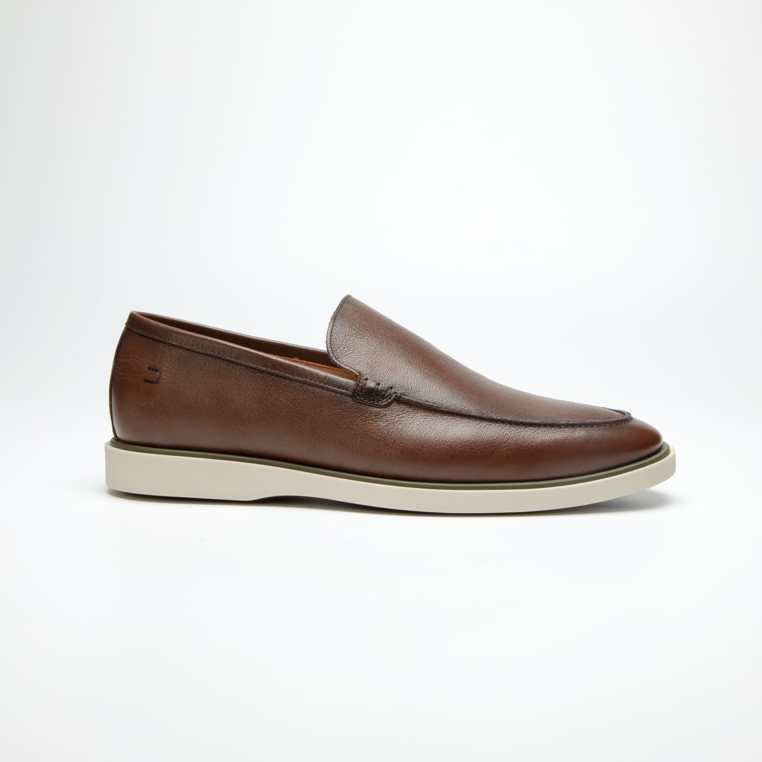 um pé de sapatos douss bourbon de couro preto, sem cadarço modelo slip on, palmilha de couro marrom claro com a escrita douss e solado de borracha branca visto de lado