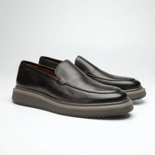 par do sapato mocassim douss brooklin em couro preto, sem cadarços, estilo slip on, com solado cinza escuro visto de frente na diagonal