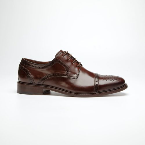 par de sapato social douss harrys em couro marrom escuro, com diversos furos no estilo brogue, cadarços finos marrom escuro, forro interno marrom e solado marrom de salto atrás visto de lado
