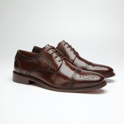 par de sapato social douss harrys em couro marrom escuro com diversos furos estilo brogue, cadarços finos na cor marrom escura, forra interno em couro na cor marrom, solado e salto na cor marrom escuro visto na diagonal de frente