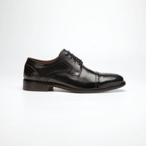 par de sapato social douss harrys em couro preto, com diversos furos no estilo brogue, cadarços finos pretos, forro interno marrom e solado preto de salto atrás visto de lado