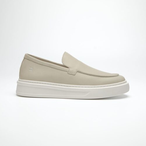 par de sapato casual douss hype em couro bege claro, sem cadarços no estilo slip on, e solado alto na cor branca visto de lado