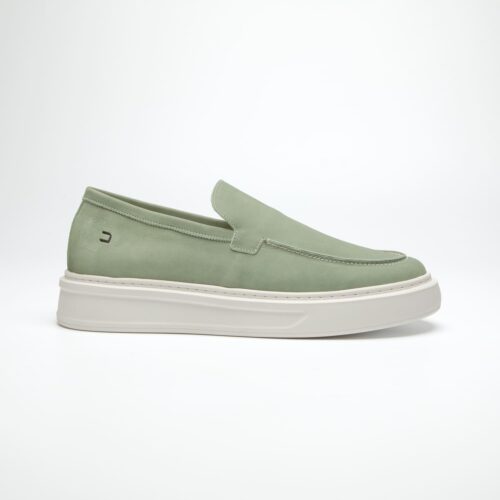 par de sapato casual douss hype em couro verde claro, sem cadarços no estilo slip on, e solado alto na cor branca visto de lado