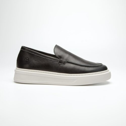 par de sapato casual douss hype em couro preto, sem cadarços no estilo slip on, e solado alto na cor branca visto de lado
