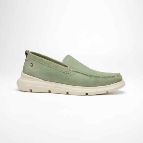pé do sapato douss ibiza mocassim em couro verde claro, sem cadarços estilo slip on, solado alto branco visto de lado
