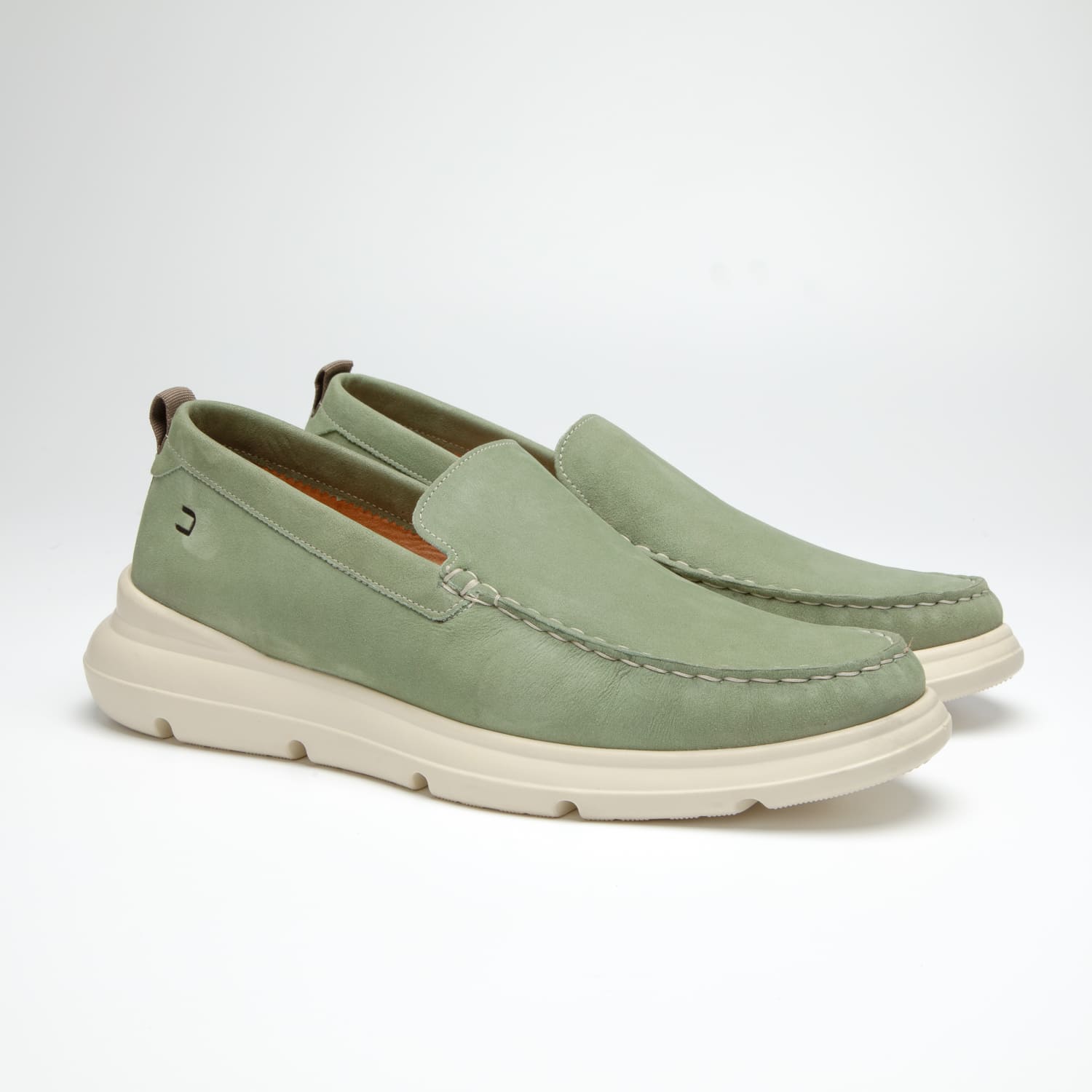 par do sapato douss ibiza mocassim em couro verde claro, sem cadarços estilo slip on, solado alto branco, visto de frente na diagonal