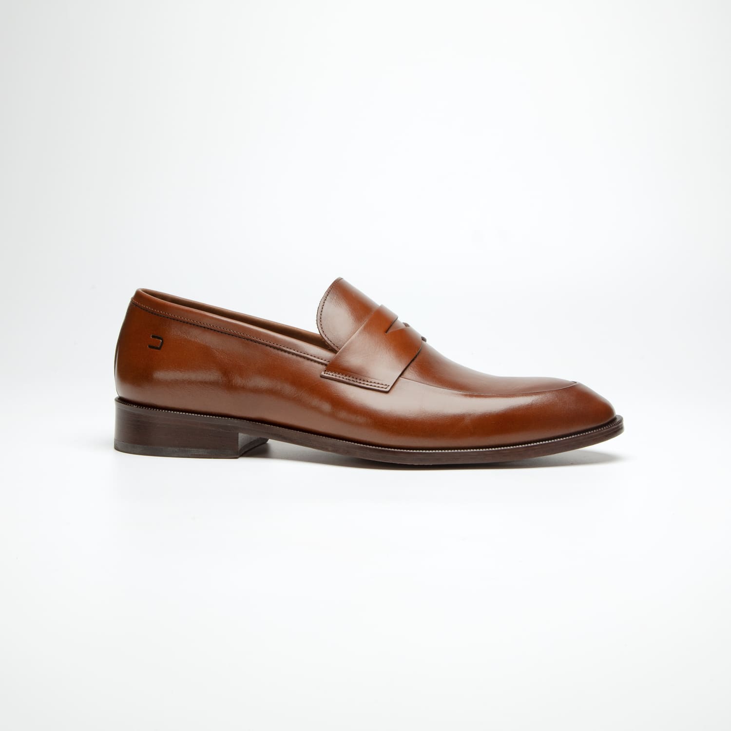 um pé do sapato social douss lucca estilo loafer, em couro marrom claro, sem cadarços com a gravata na mesma cor, solado e salto na cor marrom escura visto de lado
