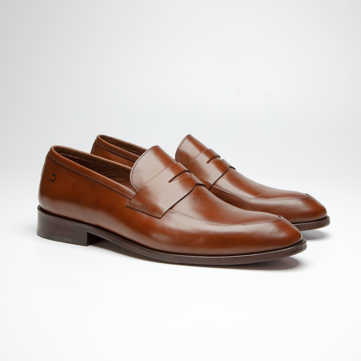 par do sapato social douss lucca estilo loafer, em couro marrom claro, sem cadarços com a gravata na mesma cor, solado e salto na cor marrom escura visto de frente na diagonal