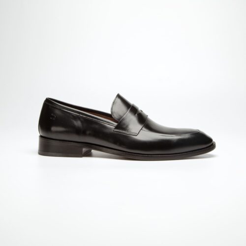 um pé do sapato social douss lucca estilo loafer, em couro preto, sem cadarços com a gravata na mesma cor, solado e salto na cor preta visto de lado