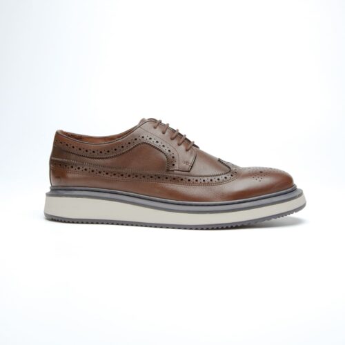 pé do sapato douss melbourne em couro marrom escuro, furado no estilo brogue, cadarços finos na cor do couro, com solado alto com as cores cinza escuro e branco visto de lado