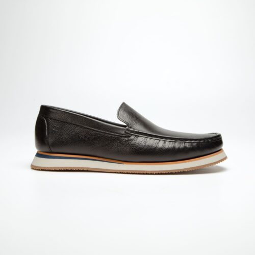 pé do sapato mocassim douss riviera em couro preto, sem cadarços e com solado de borracha com detalhes em linhas na cor de laranja, azul, branco e marrom claro visto de lado