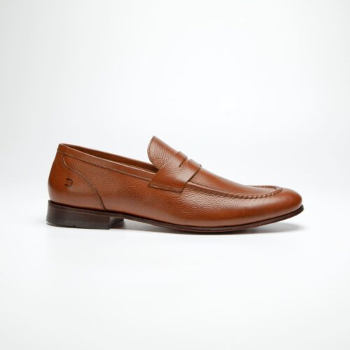 pé do sapato douss royalle estilo mocassim em couro marrom, sem cadarços, com gravata frontal marrom, solado e salto marrom visto de lado