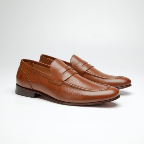 par do sapato douss royalle estilo mocassim em couro marrom, sem cadarços, com gravata frontal marrom, solado e salto marrom, visto de frente na diagonal