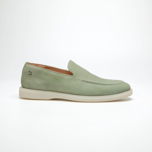 pé do sapato mocassim douss soho na cor verde claro, sem cadarços, modelo slip on, solado na cor off white visto de lado