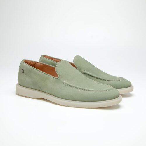 par do sapato mocassim douss soho na cor verde claro, sem cadarços, modelo slip on, solado na cor off white visto de frente na diagonal
