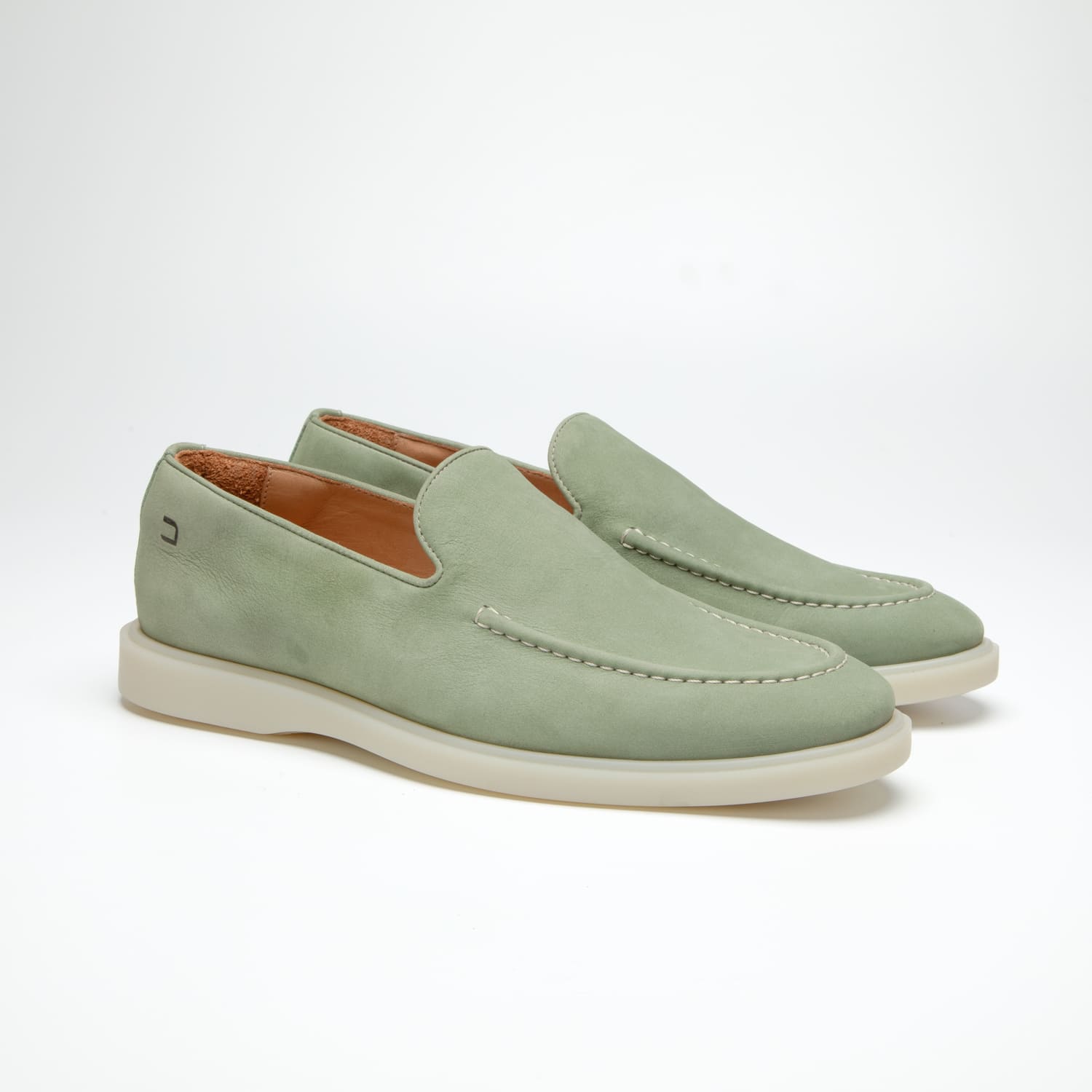 par do sapato mocassim douss soho na cor verde claro, sem cadarços, modelo slip on, solado na cor off white visto de frente na diagonal