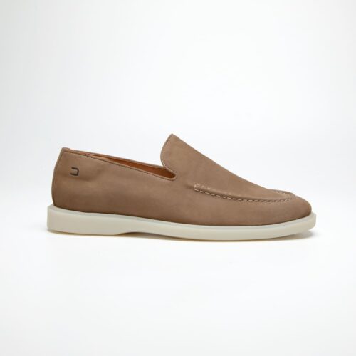 pé do sapato mocassim douss soho na cor marrom claro, sem cadarços, modelo slip on, solado na cor off white visto de lado