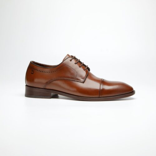 pé do sapato social douss spiga estilo derby, couro marrom com furos como detalhes, cadarços finos na cor marrom, solado e salto na cor marrom escura visto de lado