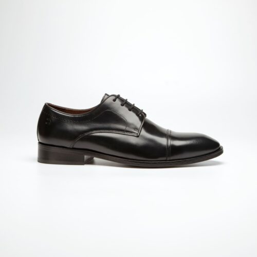 pé do sapato social douss spiga estilo derby, couro preto com furos como detalhes, cadarços finos na cor preta, solado e salto na cor preta visto de lado