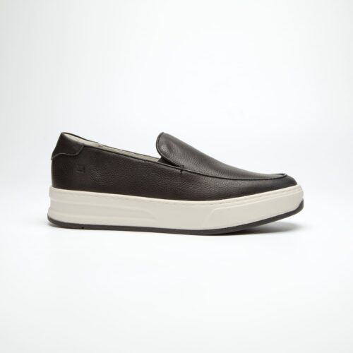 pé do tênis douss sunset em couro cor preto, sem cadarços, apenas com elástico no estilo slip on, solado alto bicolor em branco e preto visto de lado