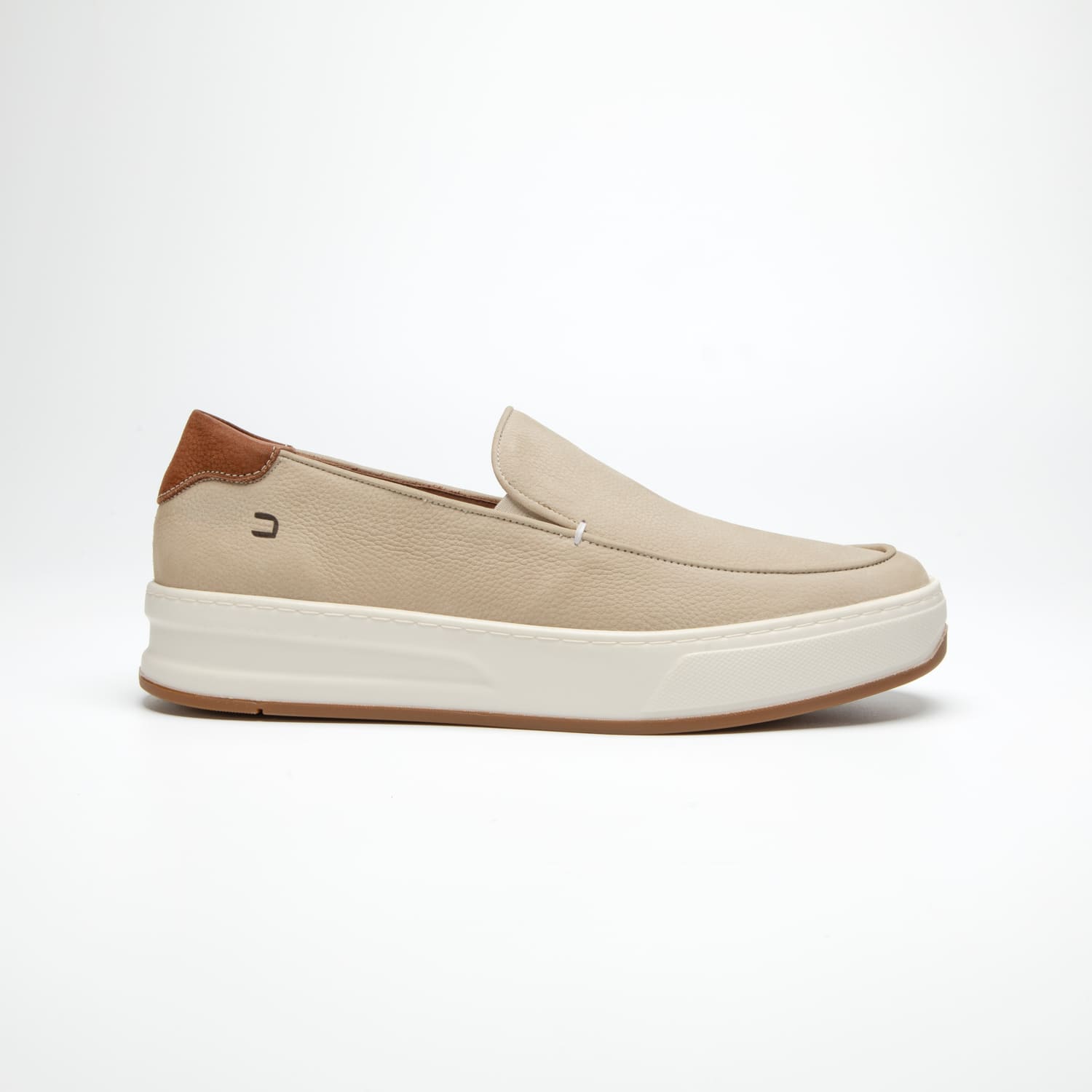 pé do tênis douss sunset em couro cor bege e na traseira um detalhe em couro marrom, sem cadarços, apenas com elástico no estilo slip on, solado alto bicolor em branco e marrom visto de lado