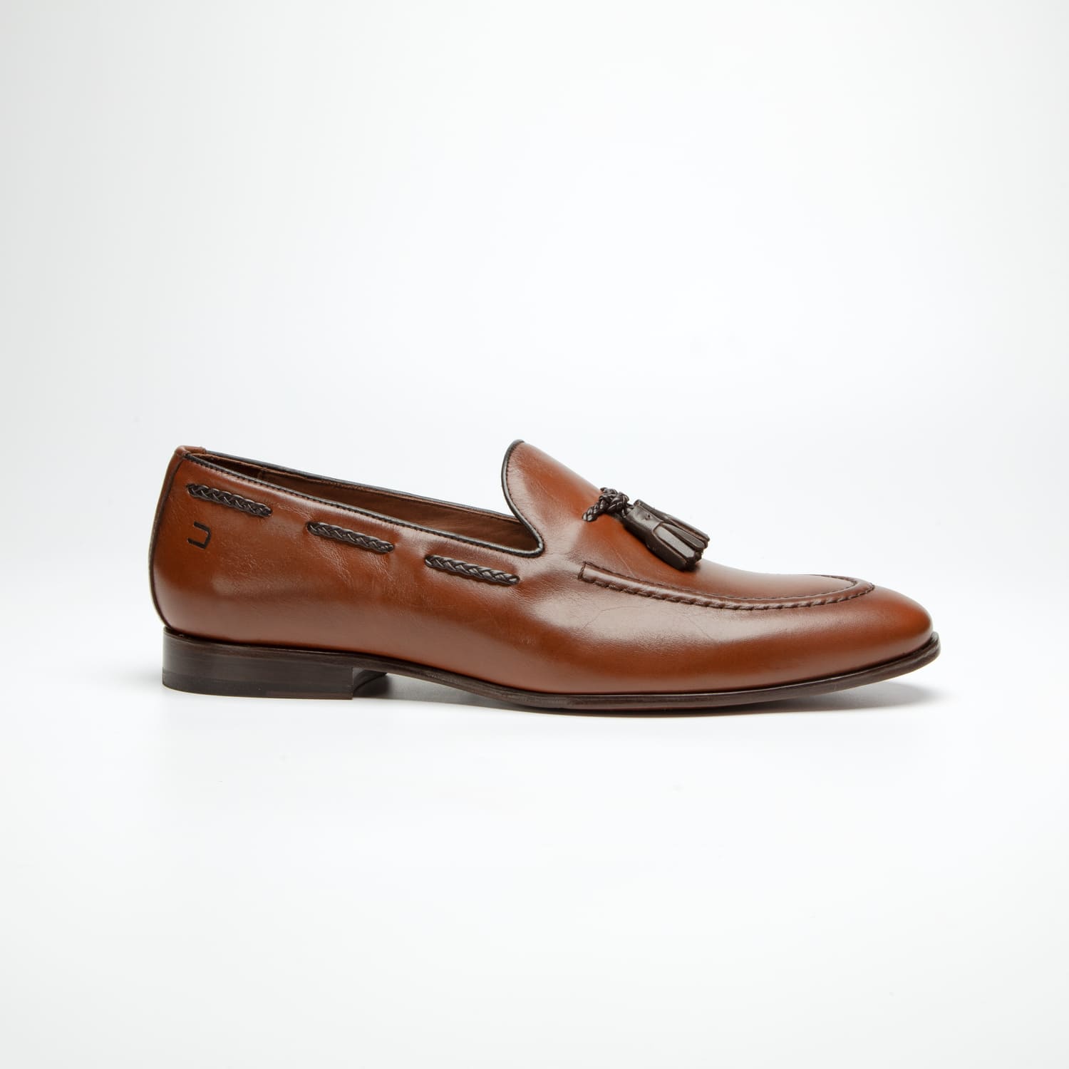 pé do sapato douss veneto em couro marrom estilo mocassim com detalhes de cordão nas laterais na cor marrom e na parte da frente uma gravata bambolim e solado na cor marrom escura visto de lado