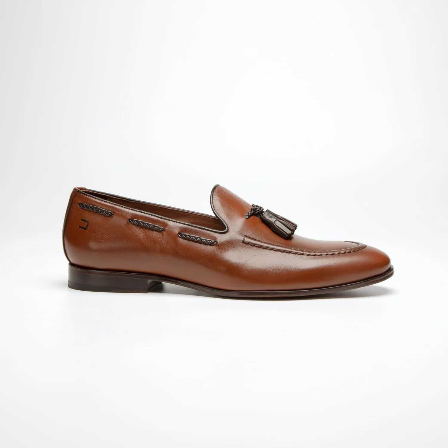 pé do sapato douss veneto em couro marrom estilo mocassim com detalhes de cordão nas laterais na cor marrom e na parte da frente uma gravata bambolim e solado na cor marrom escura visto de lado
