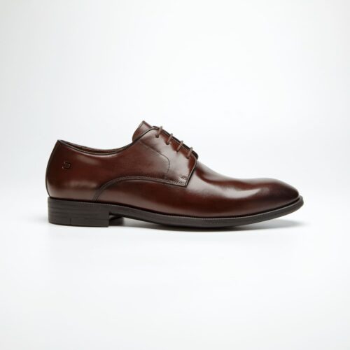 pé do sapato social douss rossetti estilo derby, couro marrom, cadarços finos na cor marrom, solado e salto na cor marrom escura visto de lado