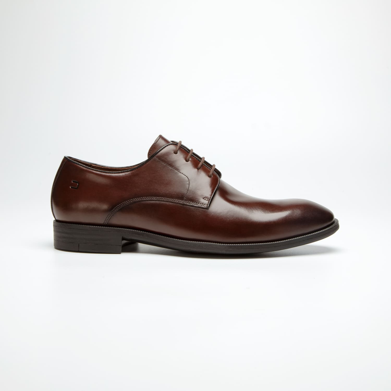 pé do sapato social douss rossetti estilo derby, couro marrom, cadarços finos na cor marrom, solado e salto na cor marrom escura visto de lado