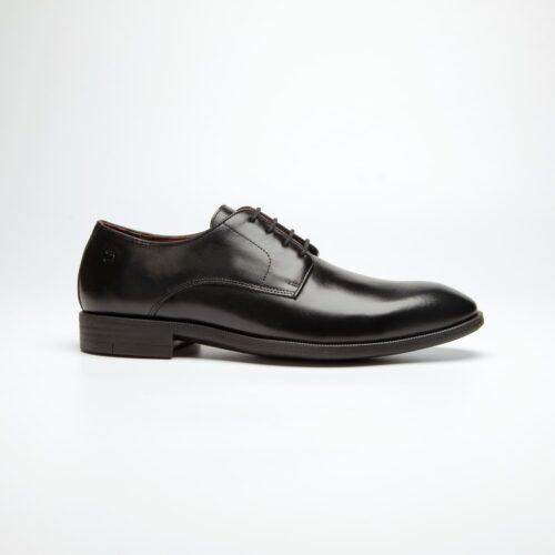 pé do sapato social douss rossetti estilo derby, couro preto, cadarços finos na cor preta, solado e salto na cor preta visto de lado