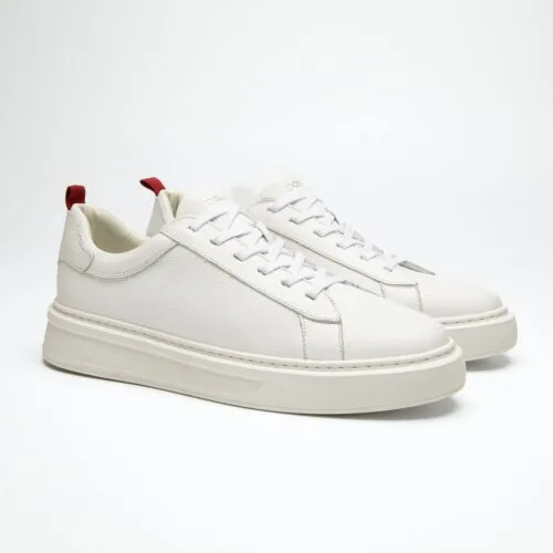 par de tênis douss cammino de couro na cor branco, com cadarços brancos, palmilha de couro branco, solado branco visto de lado