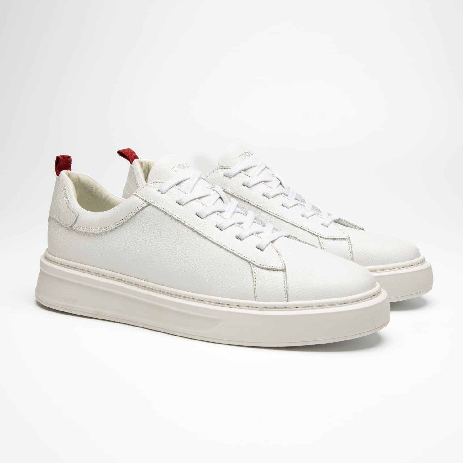 par de tênis douss cammino de couro na cor branco, com cadarços brancos, palmilha de couro branco, solado branco visto de lado